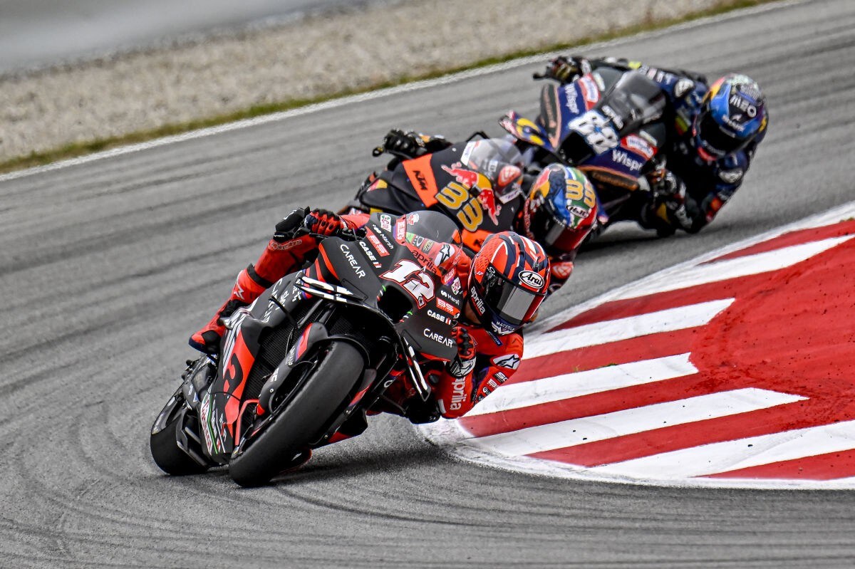 In Catalogna è doppietta Aprilia. Paura per Bagnaia, travolto da Binder 