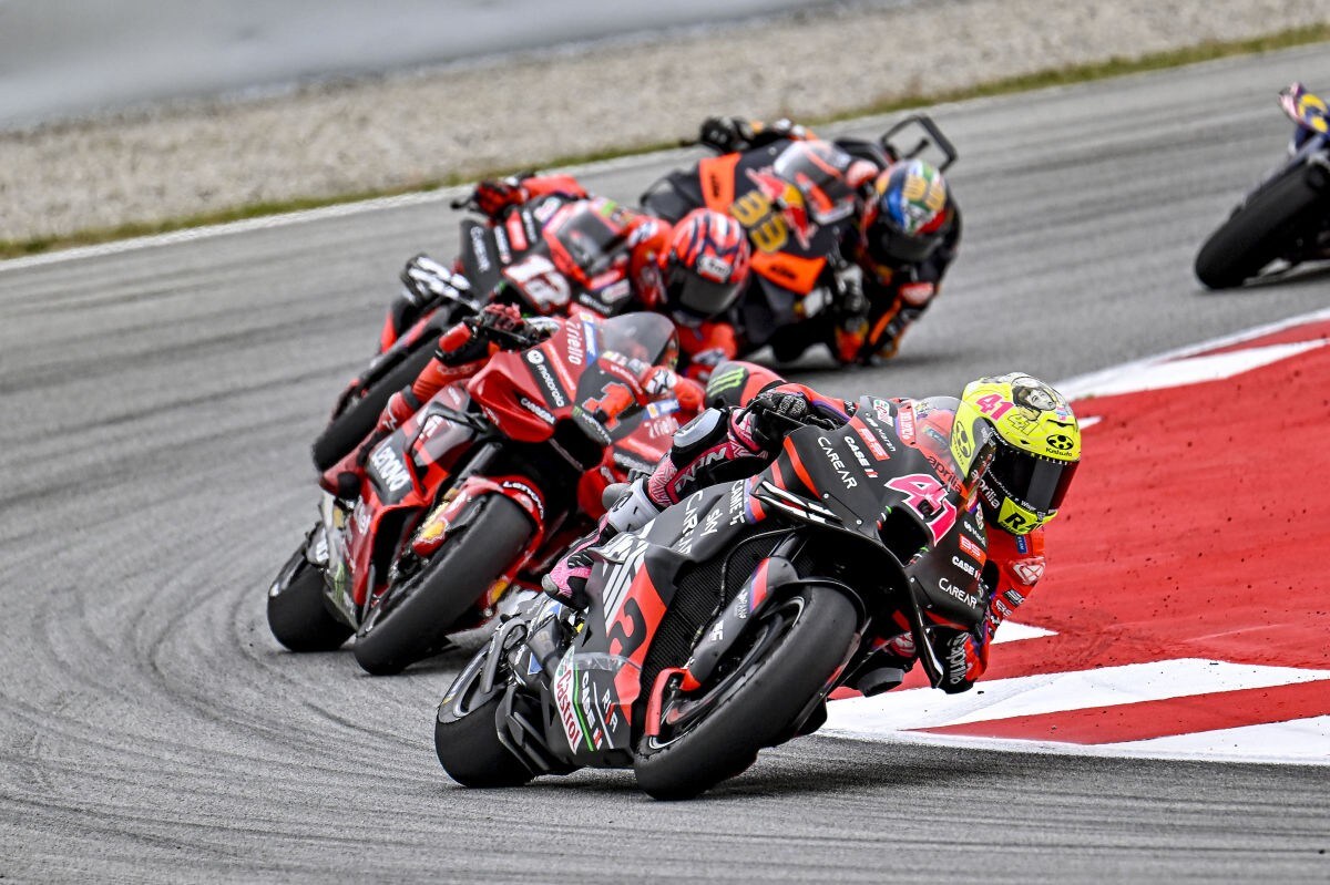 In Catalogna è doppietta Aprilia. Paura per Bagnaia, travolto da Binder 