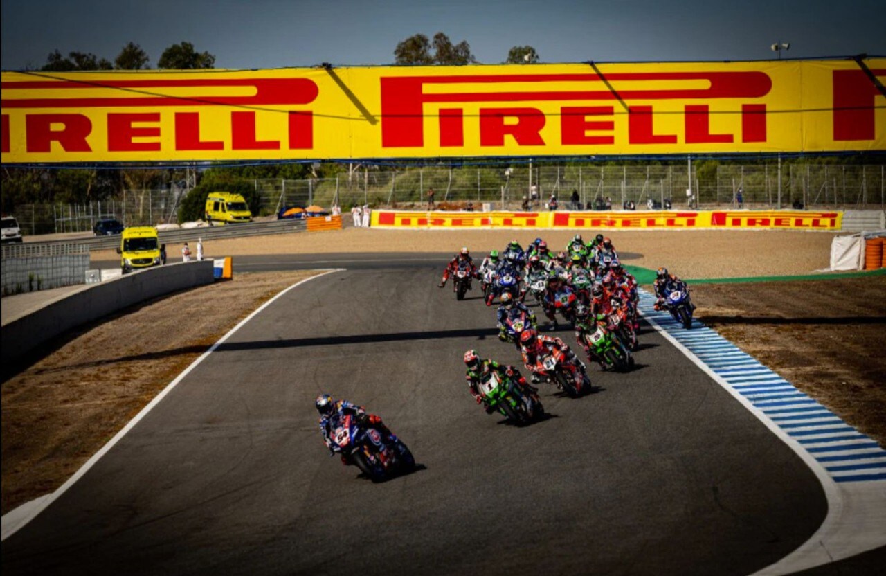 <div class='descrGalleryTitle'>SBK Jerez: Toprak fa doppietta e allunga</div><div class='descrGalleryText'><p>In <a href="https://www.dueruote.it/sport/sbk/2021/09/27/sbk-jerez-2021.html">Spagna</a> in un fine settimana segnato dalla tragica scomparsa del giovanissimo Dean Berta Vinales, Razgatlioglu con due vittorie prende slancio nel Mondiale, mentre Rea dopo il podio in Gara 1, in Gara2 è solo quinto e perde terreno. Ducati sempre a podio con Redding<br>
</p>
<p>&nbsp;</p>
</div>