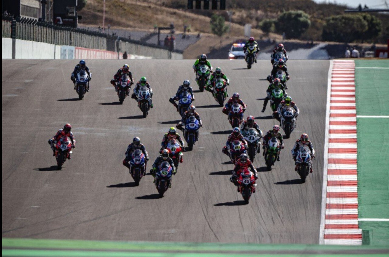 <div class='descrGalleryTitle'>SBK Portimao: COLPI di scena e spettacolo!</div><div class='descrGalleryText'><p>I nostalgici della SBK fatta di emozioni e sorpassi hanno trovato quello che cercavano. In <a href="https://www.dueruote.it/sport/sbk/2021/10/04/sbk-portimao-2021-risultati-e-commento-gare.html">Portogallo</a> la SBK ha regalato gare emozionanti, sorpassi, controsorpassi, adrenalina e colpi di scena come mai si era visto nelle ultime stagioni per un Mondiale che, seppure veda al comando Toprak Razgatlioglu con un vantaggio di 24 punti su Jonathan Rea, resta ancora aperto<br>
</p>
</div>