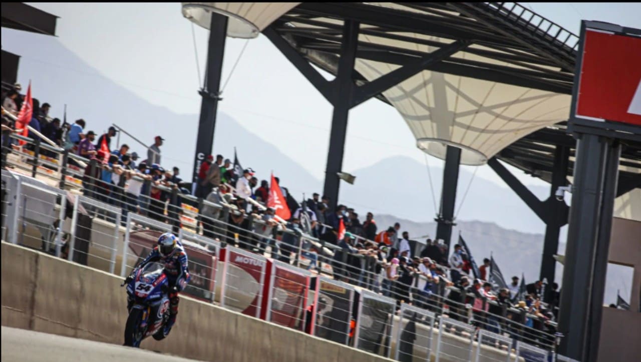 <div class='descrGalleryTitle'>SBK Argentina</div><div class='descrGalleryText'><p>Dopo le vittoria di <a href="https://www.dueruote.it/sport/sbk/2021/10/18/sbk-argentina-la-voglia-di-razgatlioglu-l-orgoglio-di-redding.html">Gara 1 e della Superpole Race</a>, Razgatlioglu deve arrendersi a Redding e Rea in gara 2. Il titolo mondiale si deciderà nell’ultimo Round in programma in Indonesia<br />
</p>
</div>