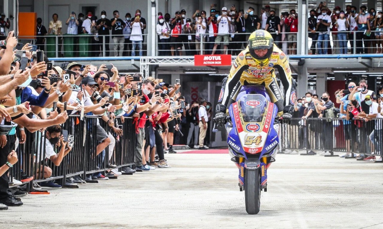 <div class='descrGalleryTitle'>Il trionfo di Toprak Razgatlioglu </div><div class='descrGalleryText'><p>Il Campionato del Mondo Superbike 2021 si è concluso con il <a href="https://www.dueruote.it/sport/motorsport/piloti/2021/11/23/toprak-razgatlioglu-che-storia-.html">trionfo di&nbsp;Toprak Razgatlioglu&nbsp;</a>che ha battuto solo&nbsp;all’ultima prova, in Indonesia,&nbsp;Jonathan Rea.&nbsp;&nbsp;È stata una stagione di successi per il giovane pilota turco, che una costanza incredibile e senza commettere alcun errore, ha messo fine alla striscia di sei successi consecutivi di Rea, diventando il 18° campione del mondo nel WorldSBK.&nbsp;</p>
</div>