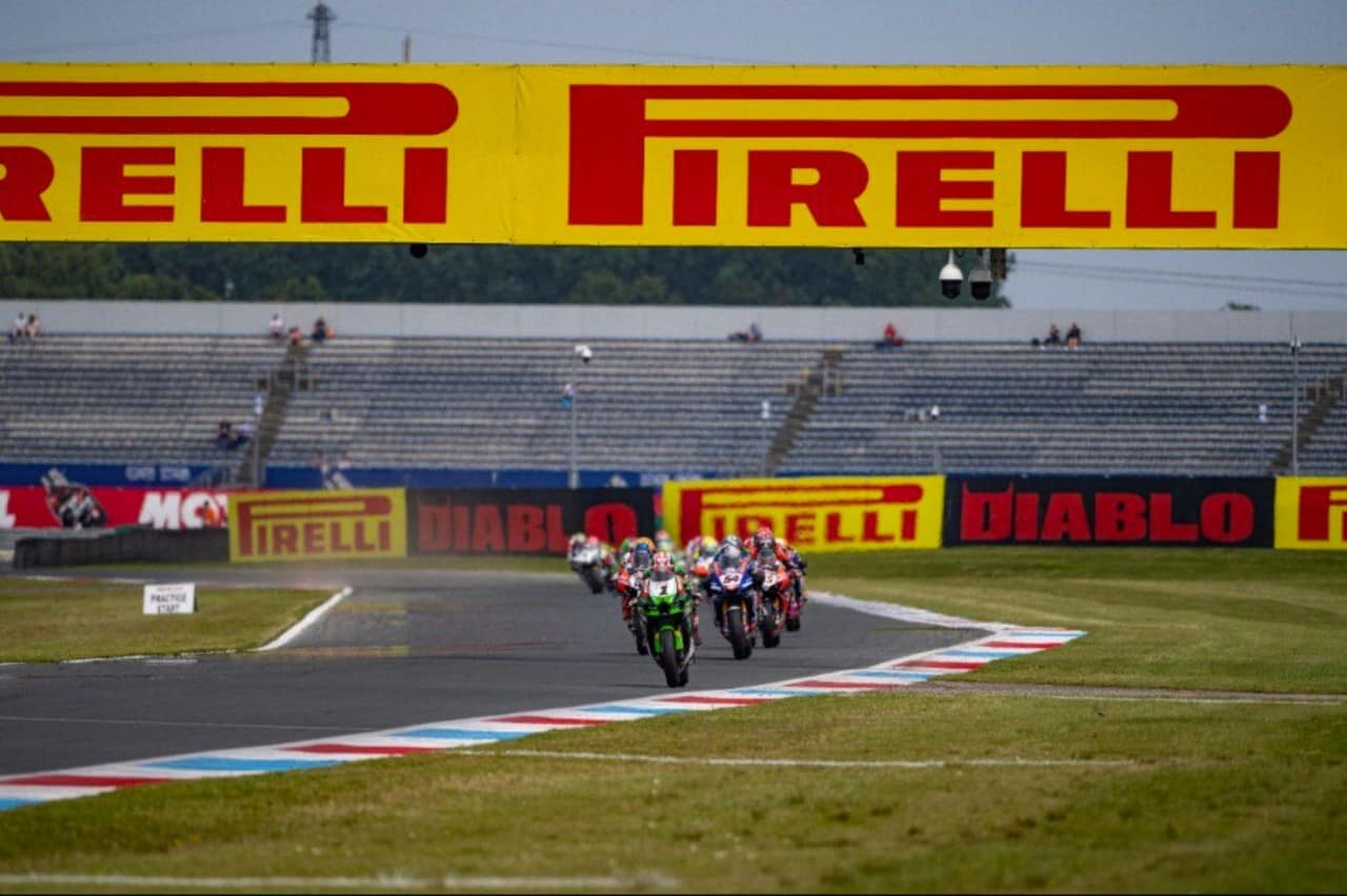 <div class='descrGalleryTitle'>SBK Assen: la perfezione di Rea</div><div class='descrGalleryText'><p>Pole e tre vittorie per il campione del mondo che ad <a href="https://www.dueruote.it/sport/sbk/2021/07/26/sbk-assen-2021.html">Assen</a> torna in testa saldamente al Mondiale, mentre il primo rivale, Razgatlioglu perde terreno travolto dalla foga dell’irruente Garret Gerloff. Primo podio per Andrea Locatelli<br>
<br>
</p>
</div>