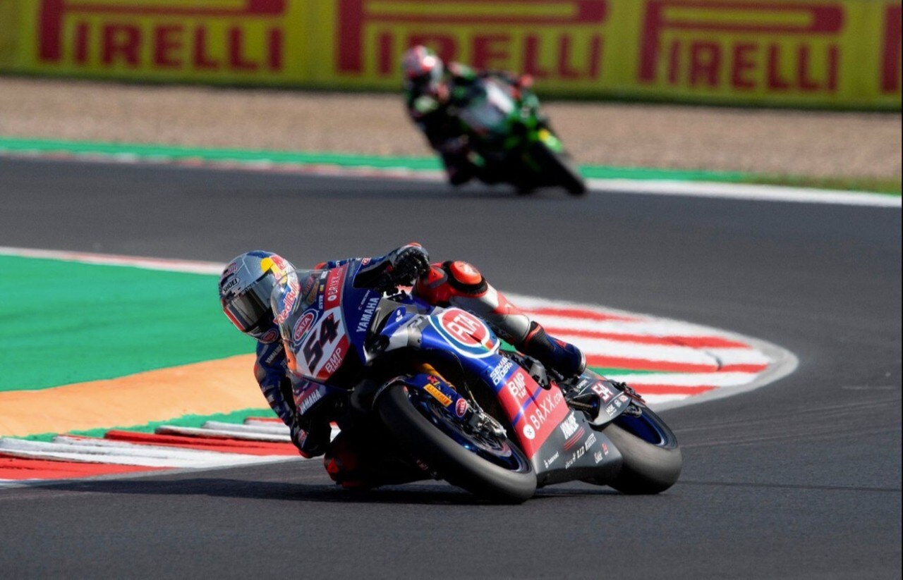 <div class='descrGalleryTitle'>SBK Most, Rea non scappa... Toprak è vicinissimo!</div><div class='descrGalleryText'><p>In <a href="https://www.dueruote.it/sport/sbk/2021/08/09/sbk-most-2021-i-risultati.html">Repubblica Ceca</a> Toprak Razgatlioglu (con due successi e un secondo posto) e Scott Redding tornano al successo, ora il campione del mondo, autore anche di una scivolata, non è più in fuga<br>
</p>
<p>&nbsp;</p>
</div>