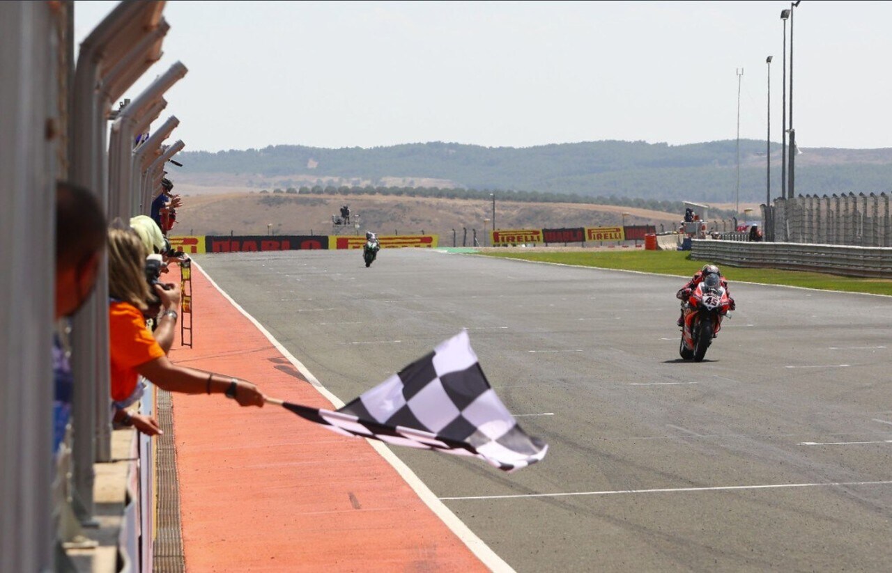 <div class='descrGalleryTitle'>SBK Navarra: il Mondiale è (sempre) aperto!</div><div class='descrGalleryText'><p>In <a href="https://www.dueruote.it/sport/sbk/2021/08/23/sbk-navarra-2021.html">Spagna</a> in un circuito rovente Redding centra due successi, Razgatlioglu uno e sale al primo posto della classifica a fianco di Rea, sempre sul podio ma mai così braccato nel campionato…</p>
</div>