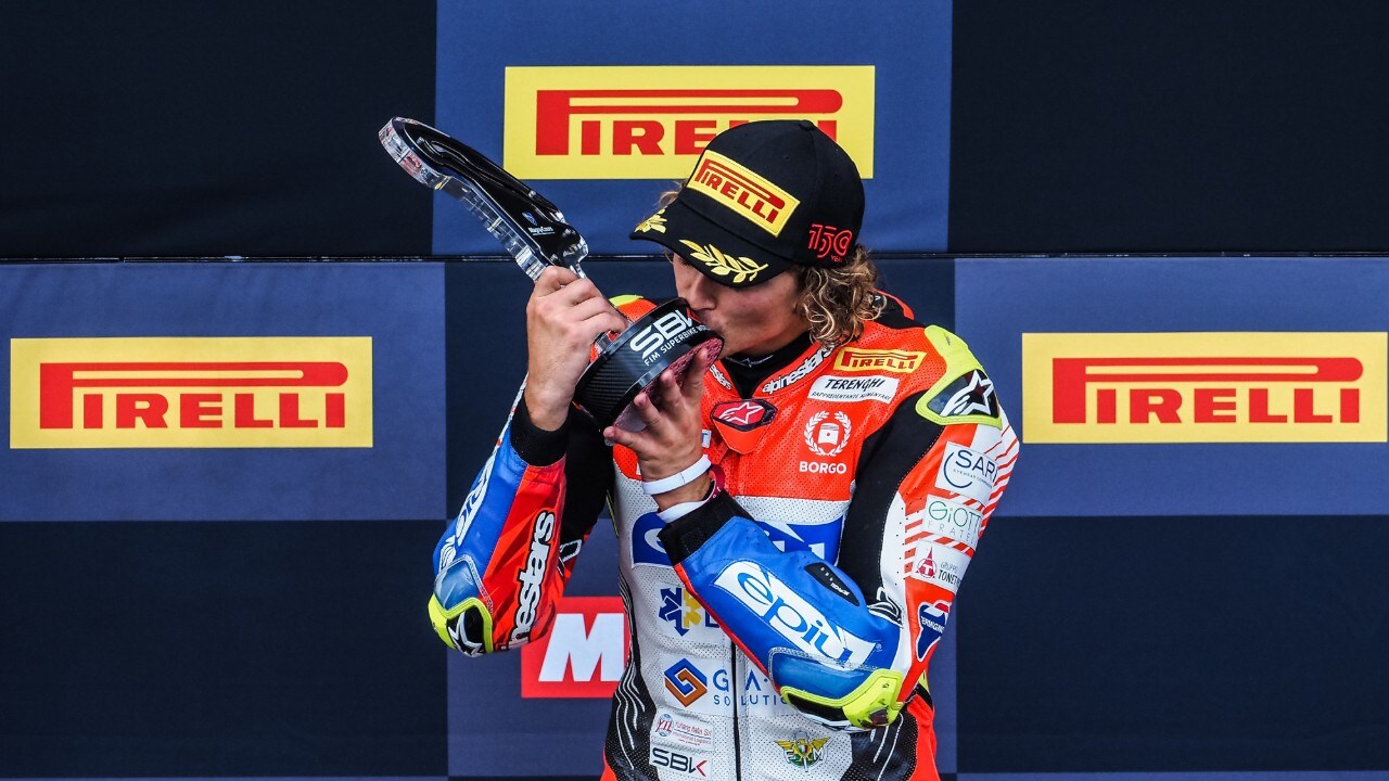 World SBK: succede di tutto a Magny Cours, Razgatlioglu ringrazia e vince