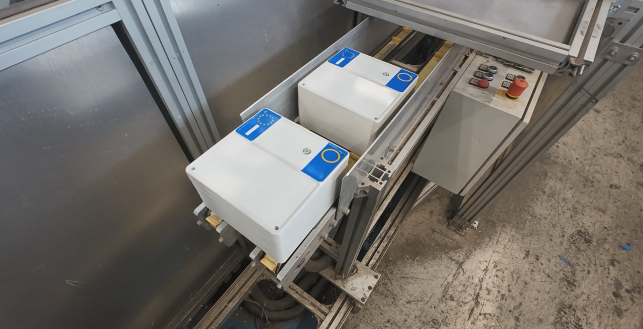 REPORT ESCLUSIVO: dentro la fabbrica dove nascono le targhe delle moto