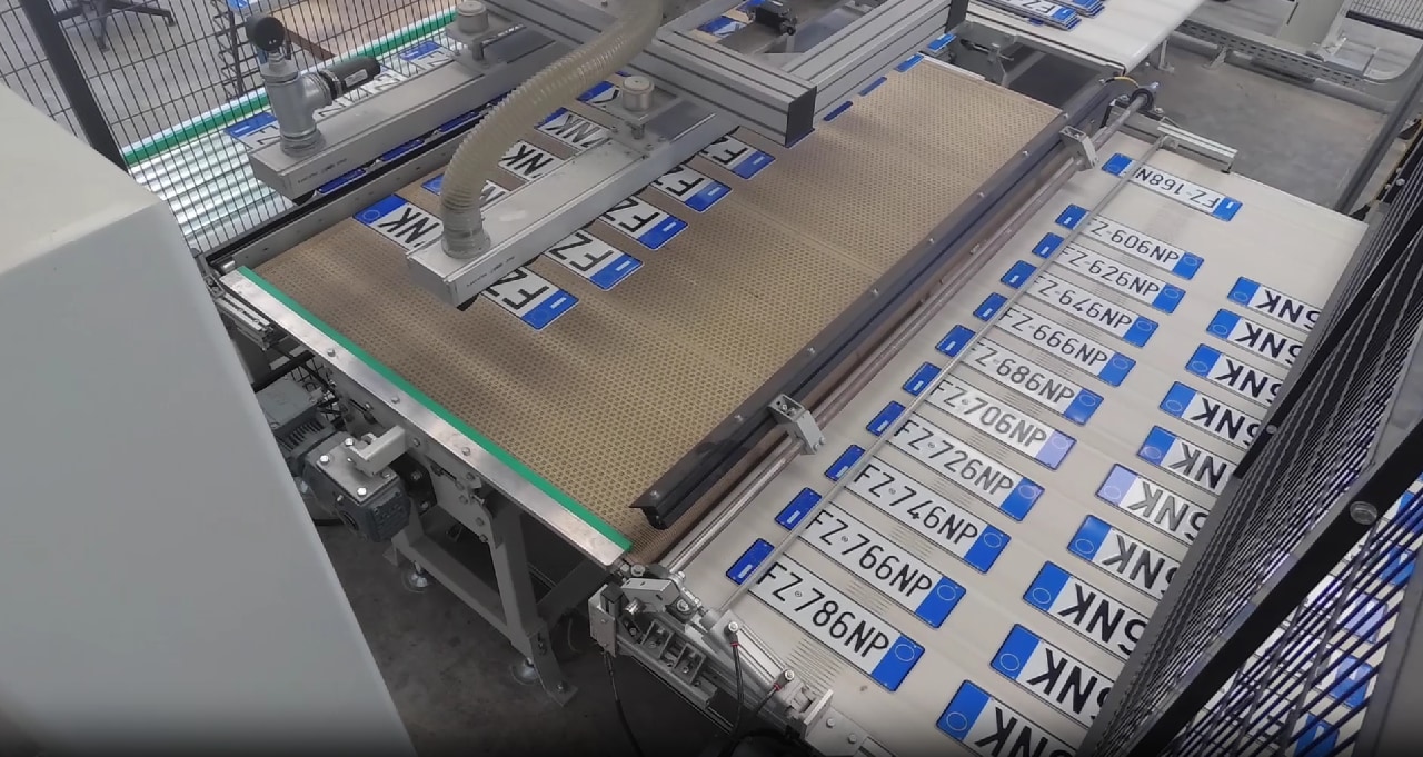 REPORT ESCLUSIVO: dentro la fabbrica dove nascono le targhe delle moto