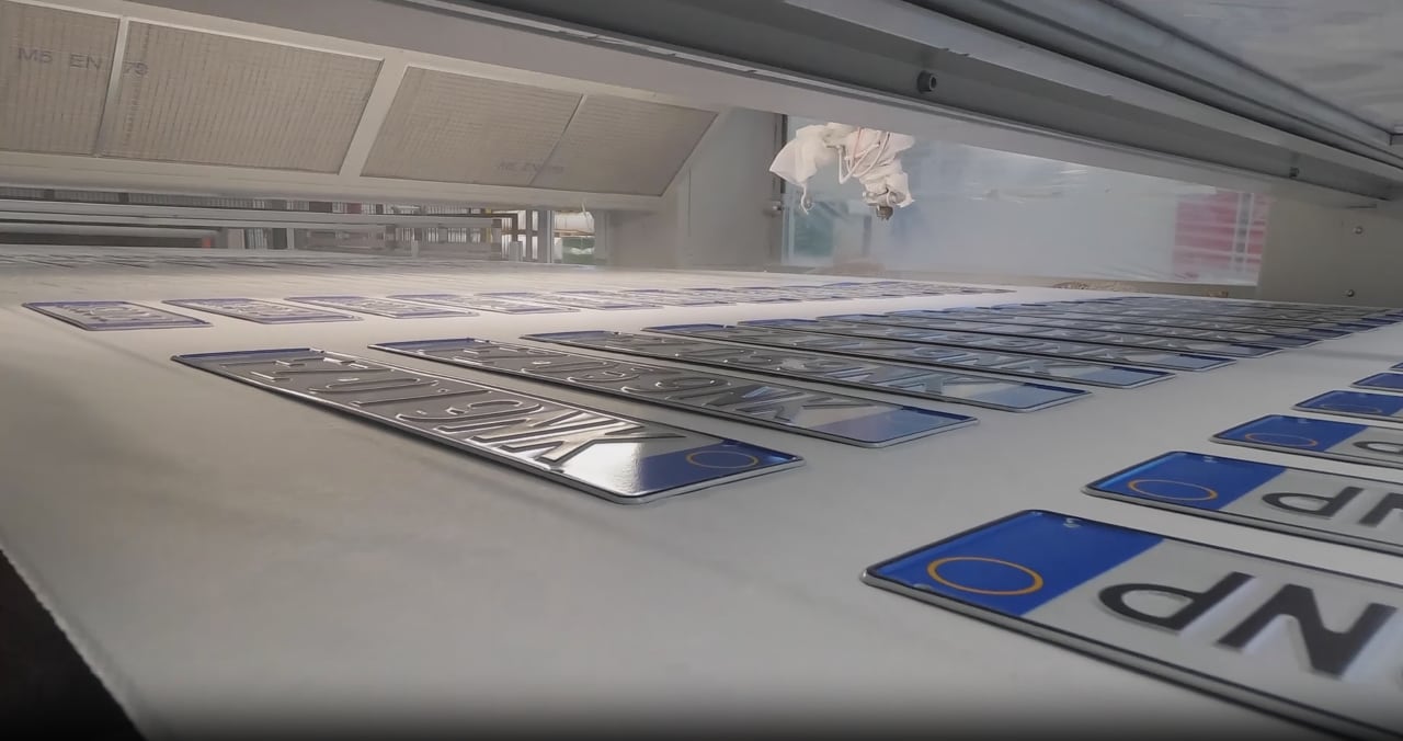 REPORT ESCLUSIVO: dentro la fabbrica dove nascono le targhe delle moto