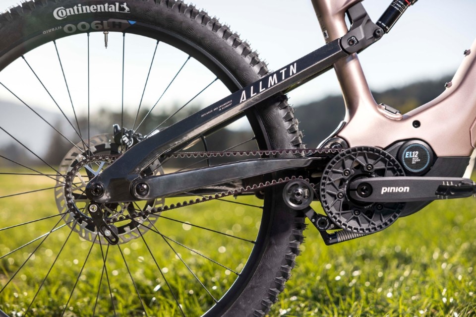 Haibike AllMtn CF TRN/IQ: la trail e-bike che “pensa” e cambia da sola