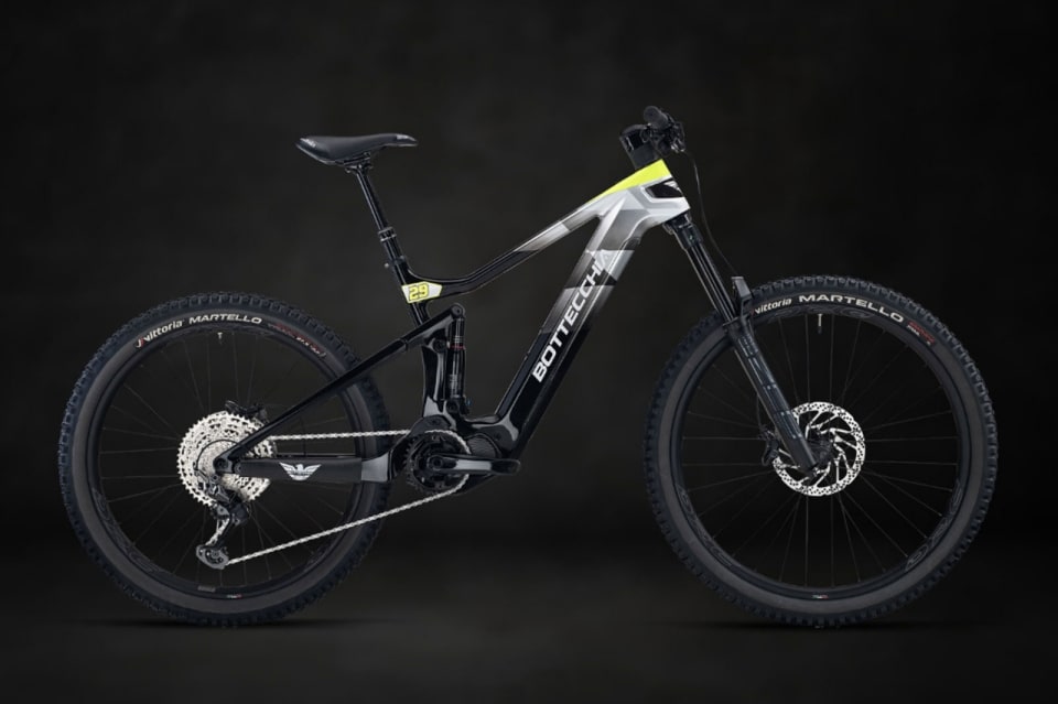 Andrea Iannone firma due bici con Bottecchia per i suoi allenamenti