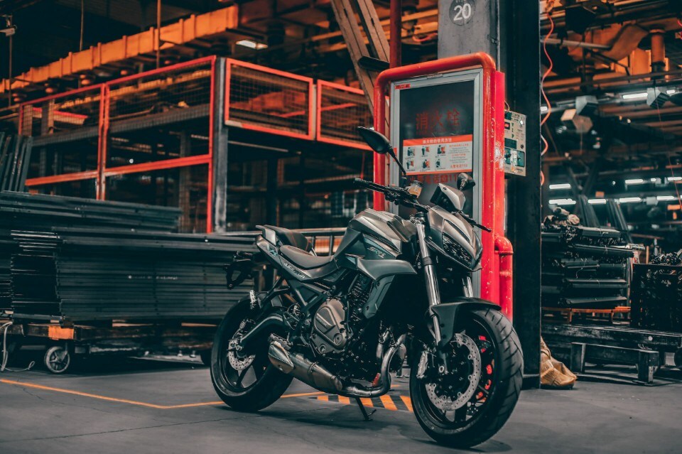 Il paradosso dei concessionari pieni e delle fabbriche vuote 