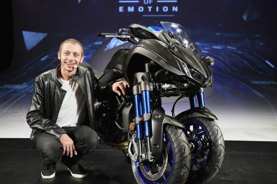 Valentino Rossi svela la Yamaha Niken