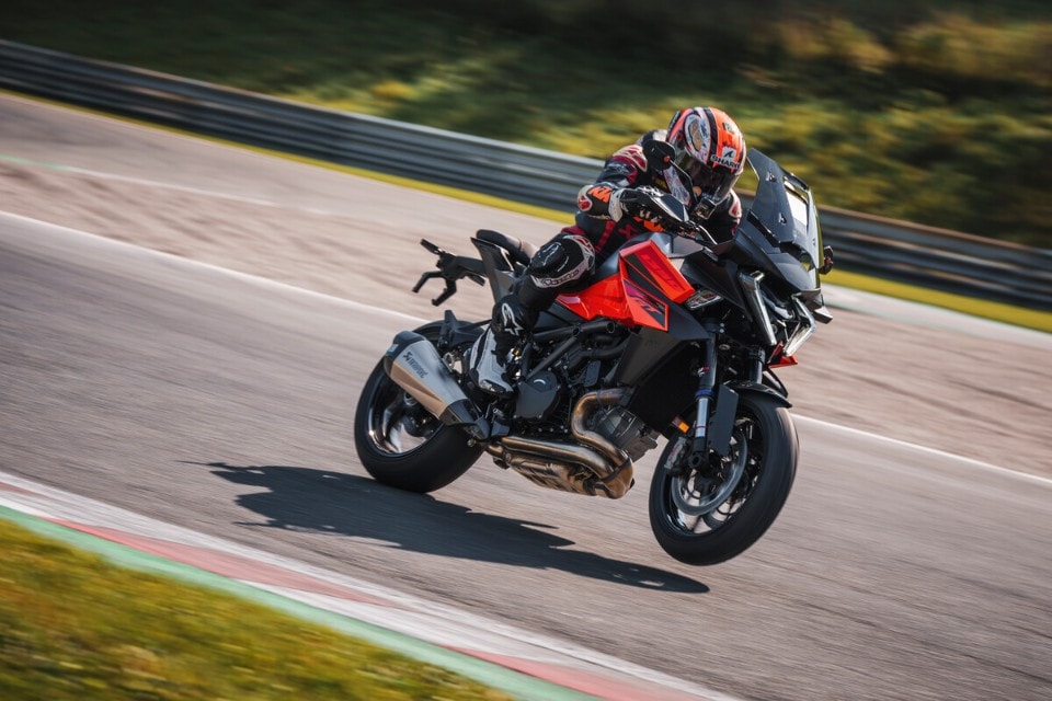 Nuova KTM 1390 Super Duke GT: le foto