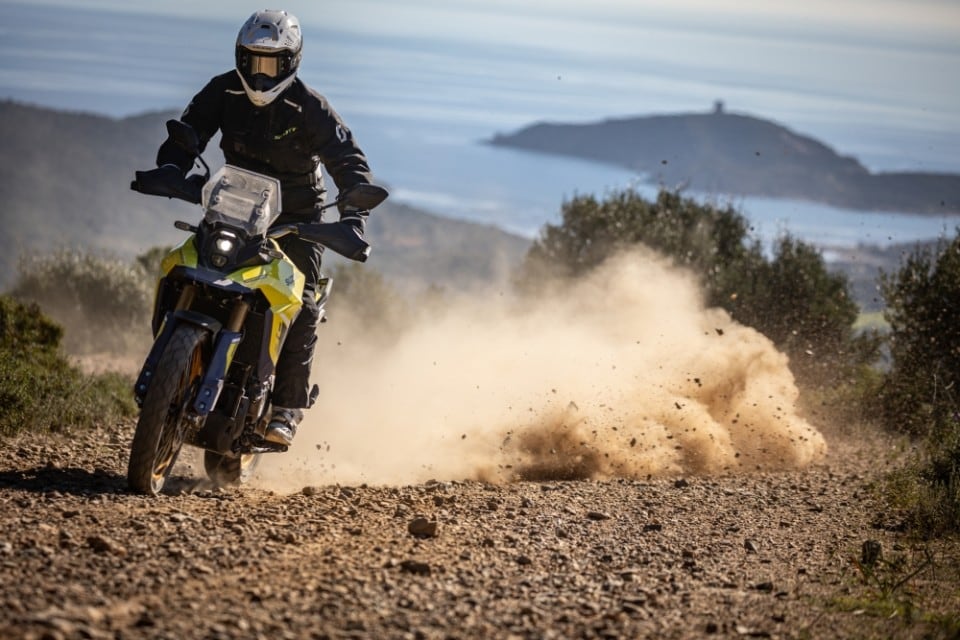 Suzuki V-Strom 800 DE: la nuova adventure media