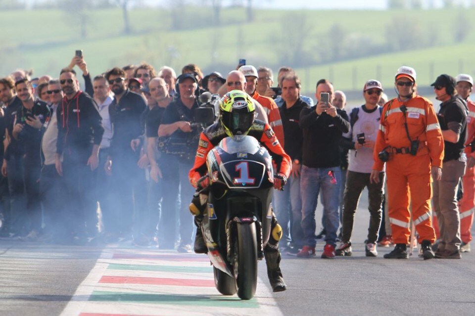 Il Corsaro è tornato: Max Biaggi sull’Aprilia RS 250, tutte le FOTO 