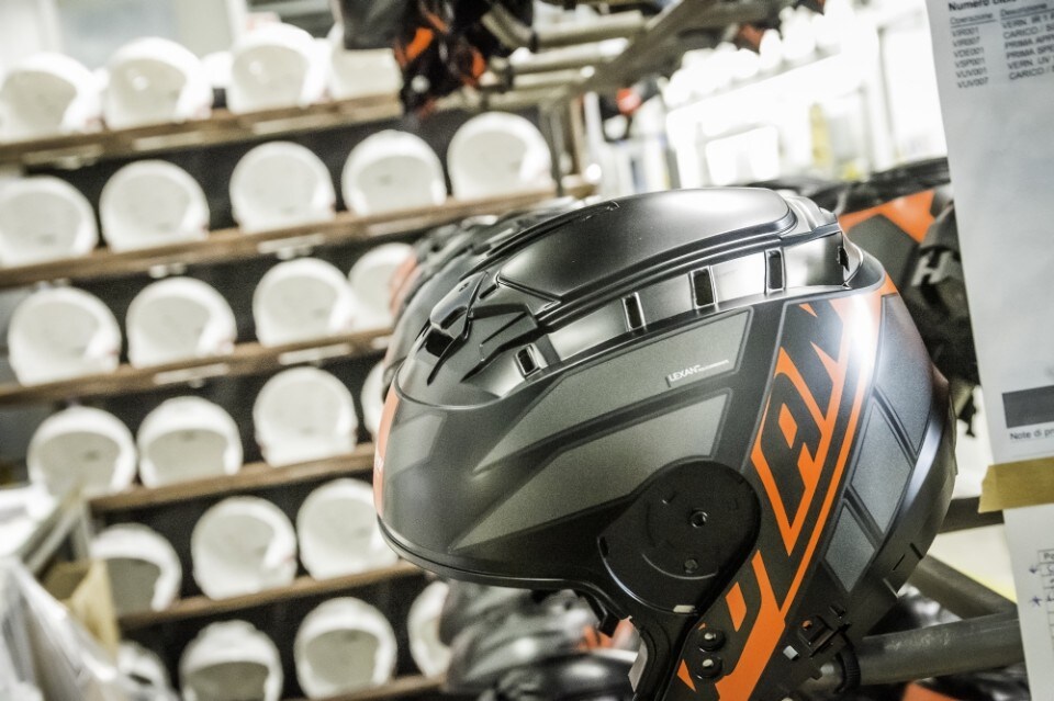 Casco policarbonato o fibra: differenze, pregi e difetti