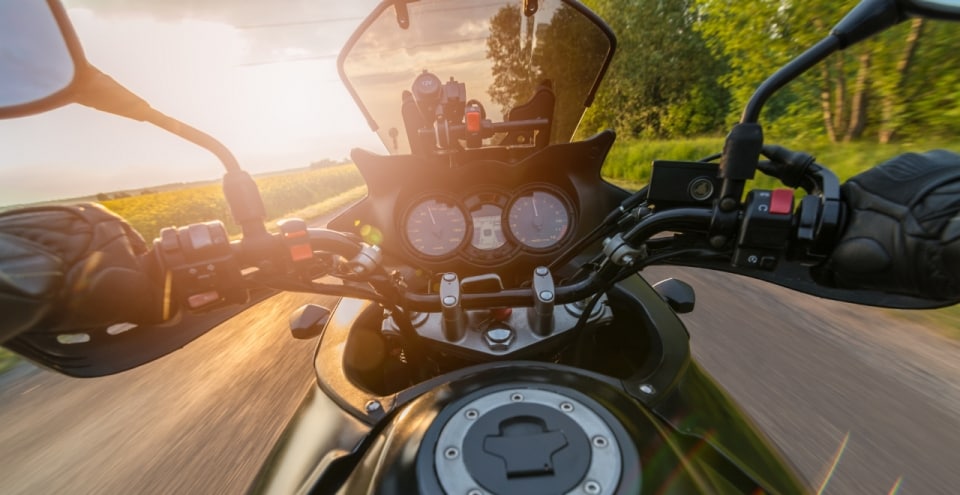Chilometri scalati su una moto usata: segnali e controlli da fare