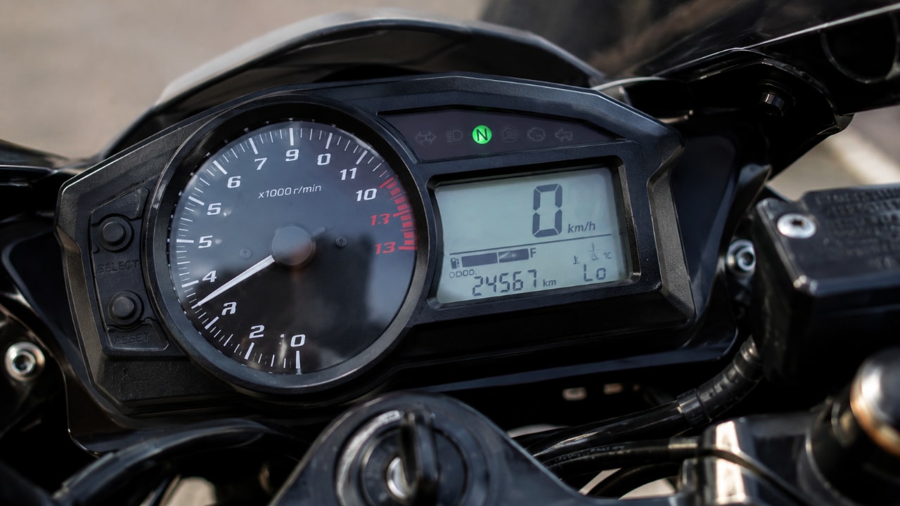 Chilometri scalati su una moto usata: segnali e controlli da fare