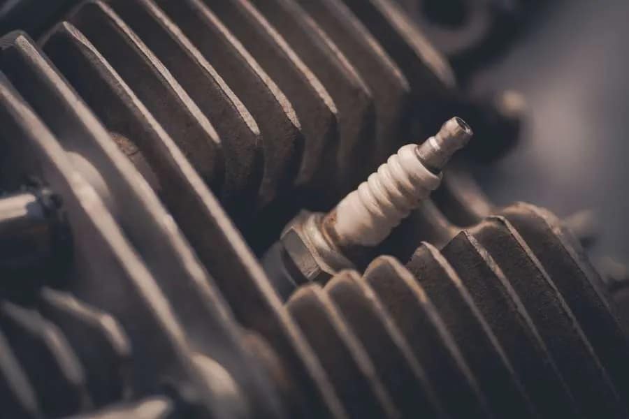 Candele moto: come pulirle e quando cambiarle 