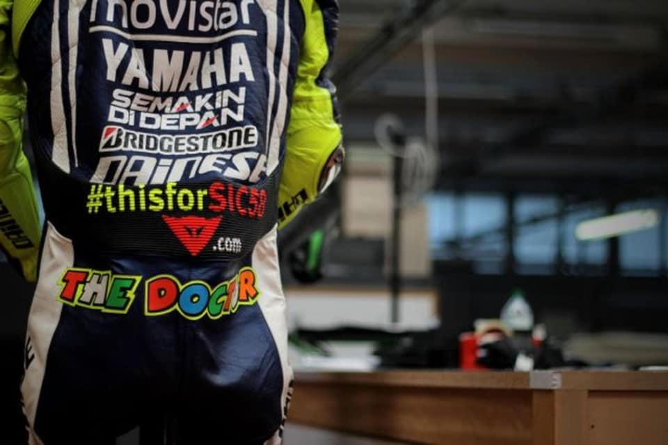 All'asta la tuta di Valentino Rossi dedicata al Sic