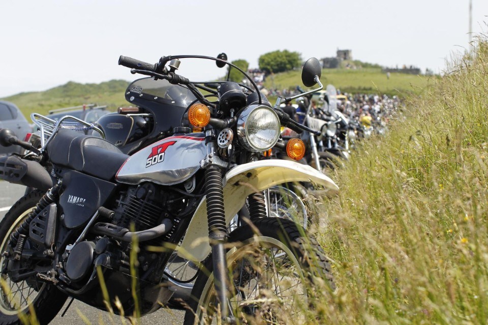 Le moto che guardano indietro per andare avanti