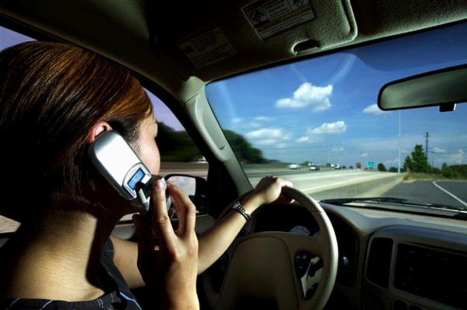 L'ASAPS contro il telefonino alla guida