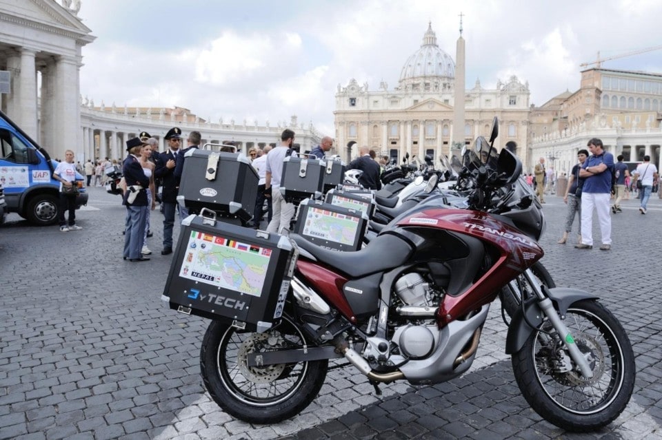 Il Papa saluta Motoforpeace