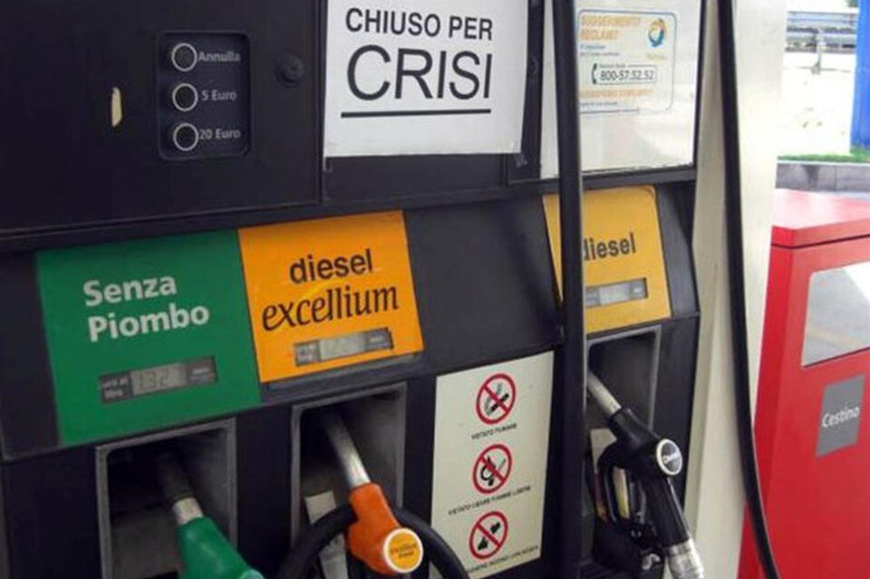 Benzina: il "mistero" del prezzo alto