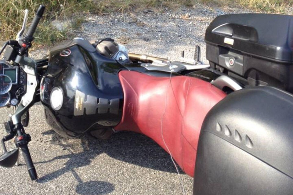 Un maledetto cavo teso, su una strada di montagna