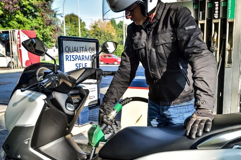 Quanto consumano auto e moto? Arriva il database