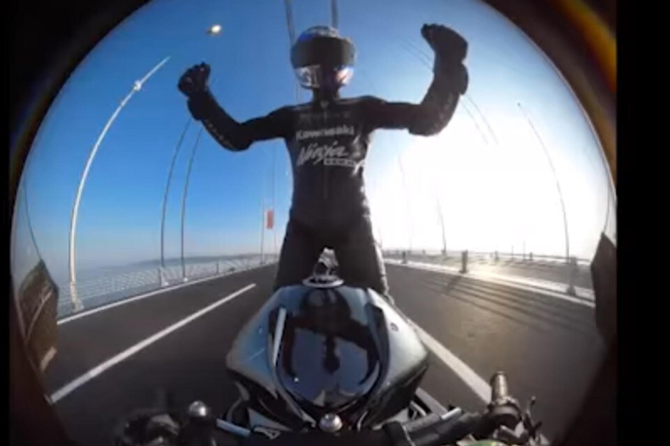 Kenan Sofuoglu a 400 km/h sulla Kawasaki H2R