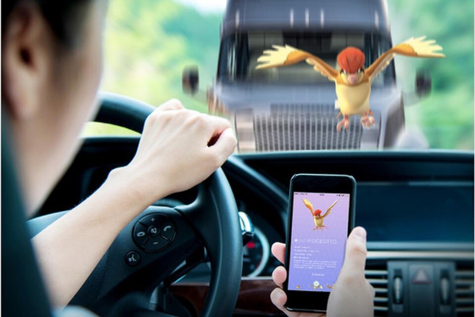 Pericolo cacciatori di Pokemon sulla strada