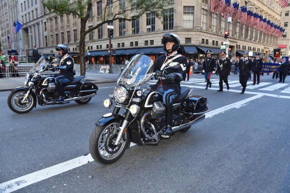 Le Moto Guzzi dei Corazzieri sfilano al Columbus Day