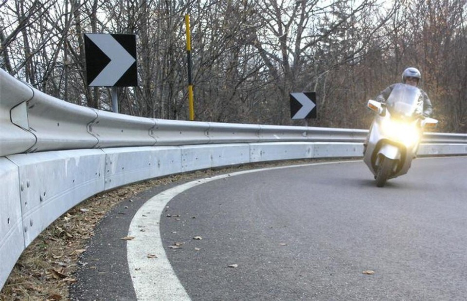 Ostacoli protetti e vie di fuga per i motociclisti