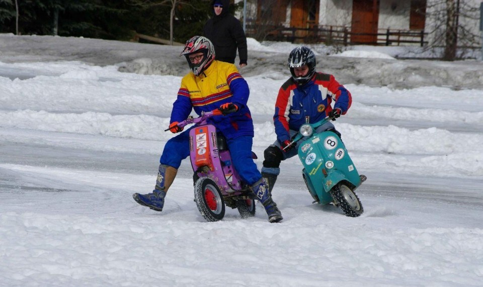 Con la Vespa sul ghiaccio. Non è uno scherzo, ma una gara!