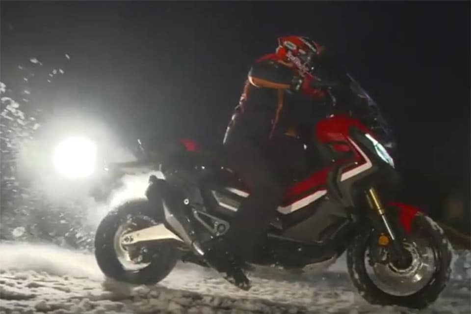 Marquez di traverso sulla neve con l'Honda X-ADV!