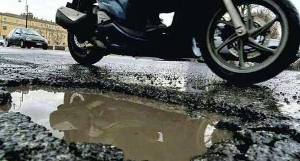Cade per colpa di una buca, il pm: "Con la pioggia non si va in scooter"