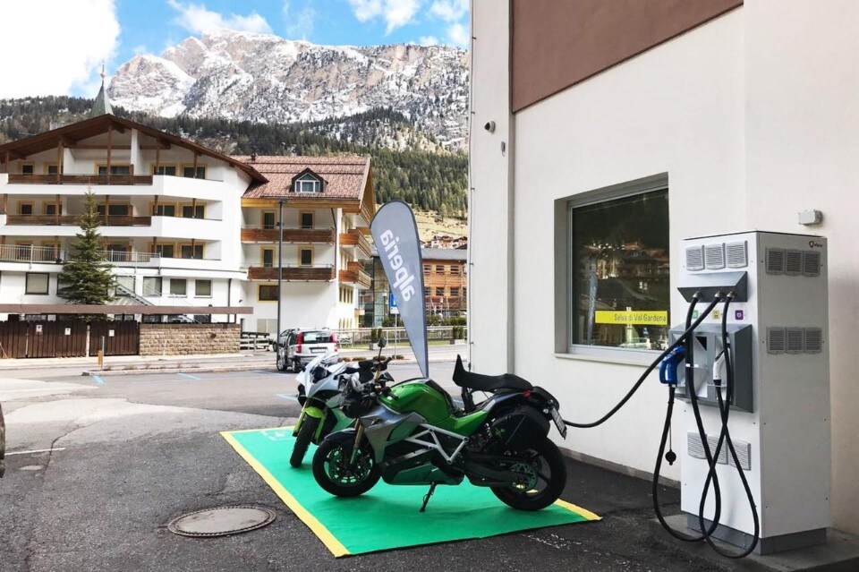 I 4 passi delle Dolomiti? Da oggi si fanno tutti in elettrico