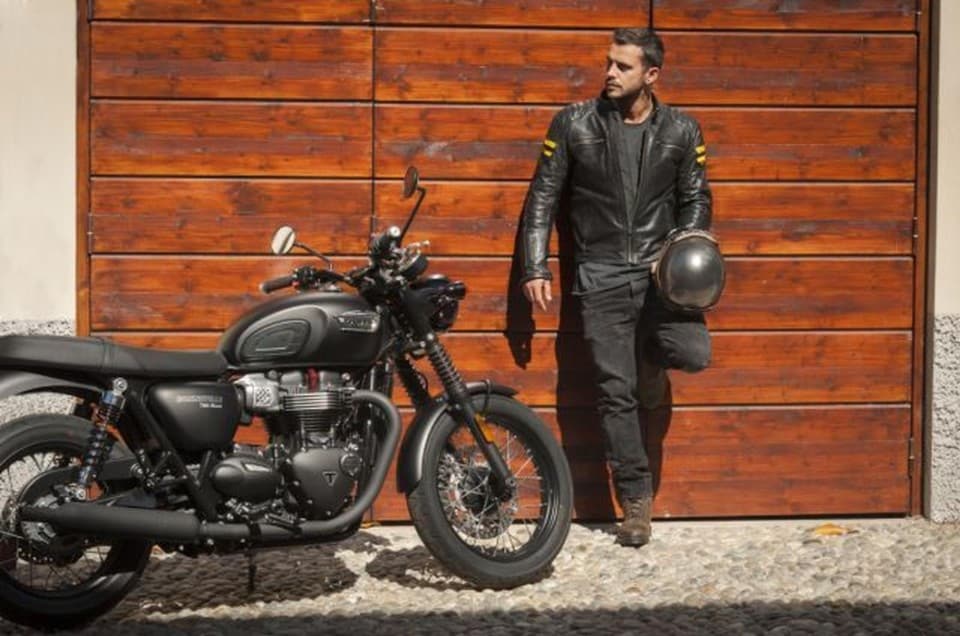 Andrea Montovoli, avventura on the road con una Triumph Bonneville T100 Black