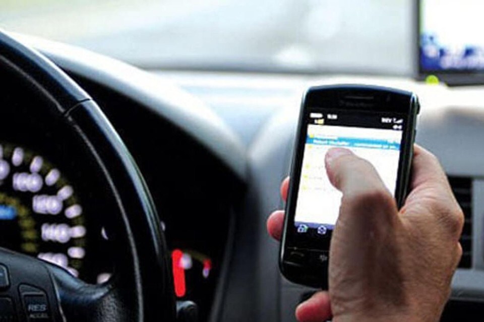 Smartphone alla guida, sospensione immediata della patente