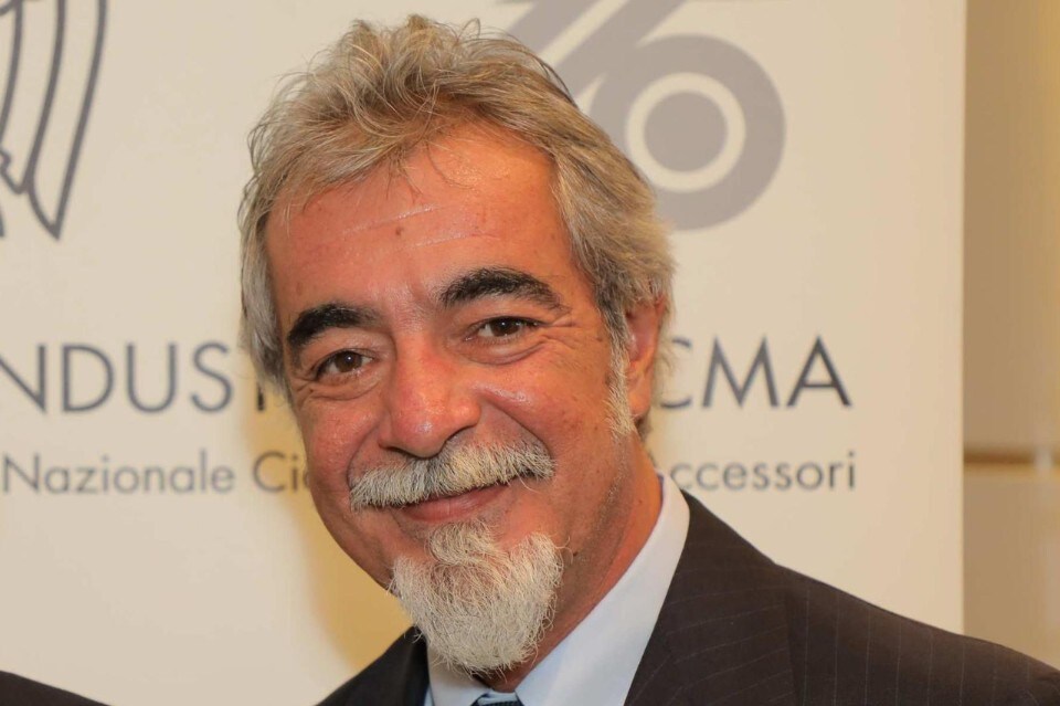 Sicurezza stradale, la proposta shock di Caliari (Ancma): "Le auto disattivino la rete degli smartphone"