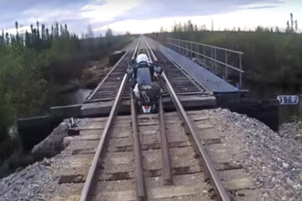 Cosa succede quando la strada ti frana sotto alla moto (il video)