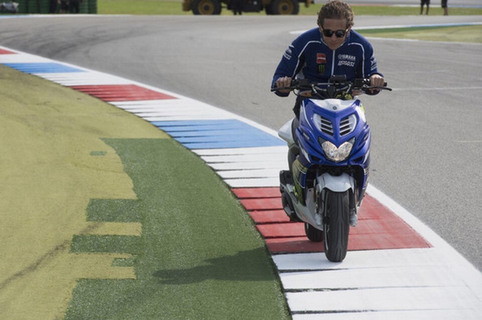 Il saluto, la (non) tolleranza e la casta dei motociclisti