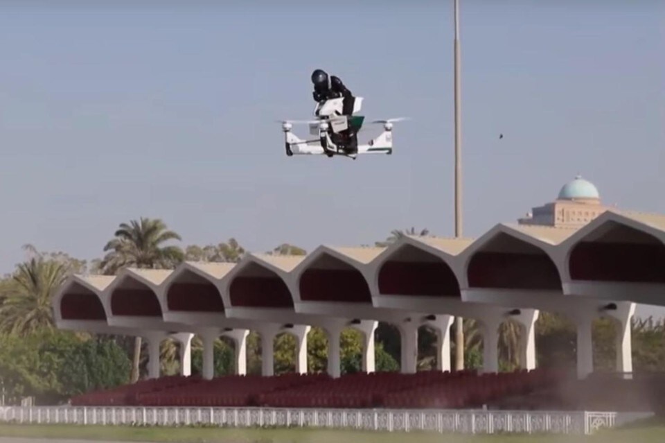 A Dubai la polizia viaggia sulla moto VOLANTE