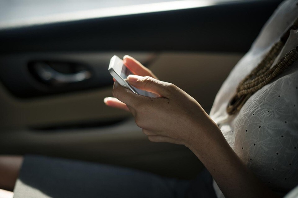 Divieto di cellulare in auto, corsa contro il tempo