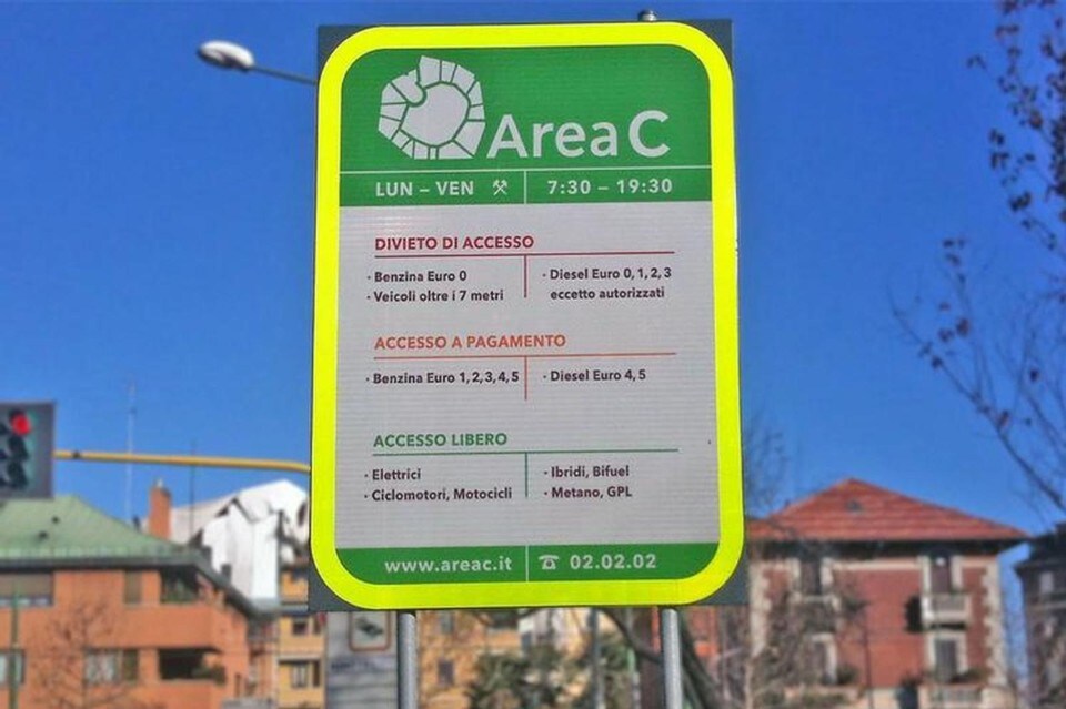 A Milano più parcheggi per moto e scooter. Ma il futuro di Area C è solo elettrico