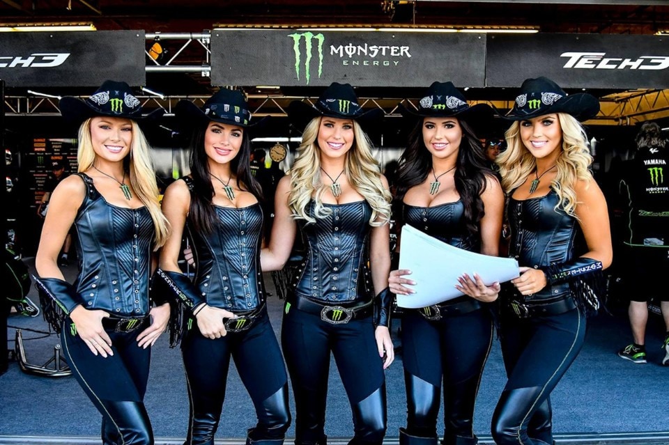 Via le ombrelline dalla F1. E se toccasse anche alle moto?