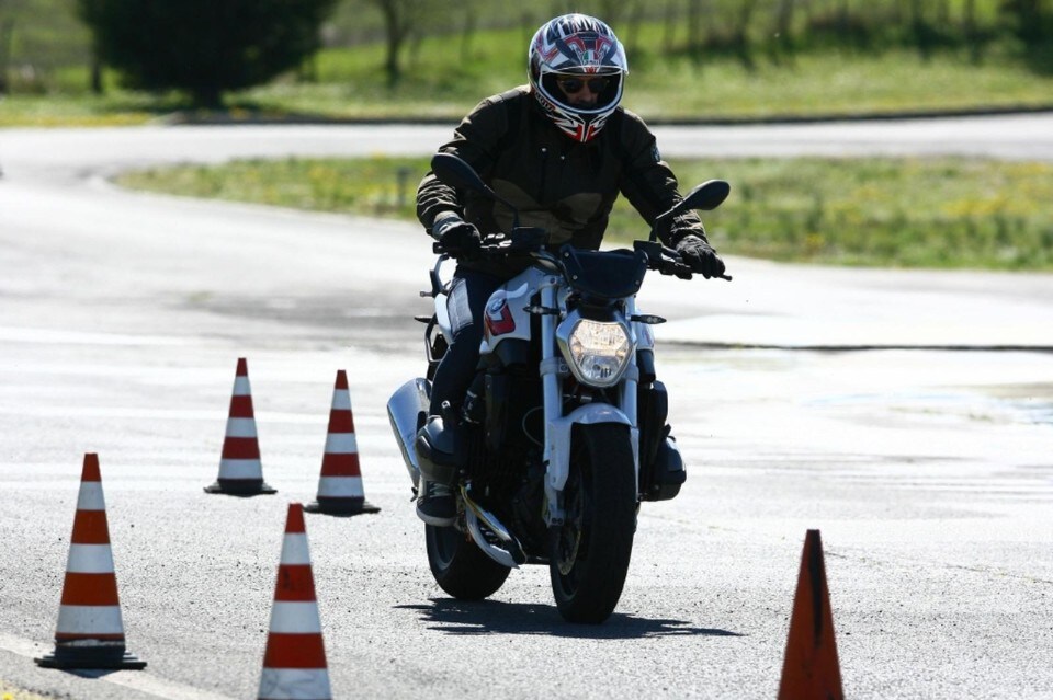 Lezioni pratiche in moto: perché in Italia non sono obbligatorie?