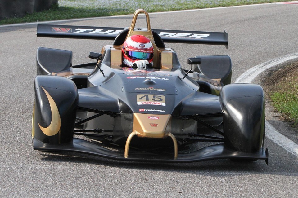 Un'auto con il motore V4 Aprilia